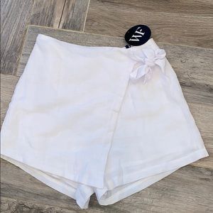 Women’s NWT White Fox shorts with Tie waist 8/med